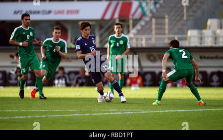 9 gennaio 2019 : Yuya Osako di Japantrying per andare passato Zafar Babajanow del Turkmenistan durante il Giappone v Turkmenistan presso l'Al-Nahyan Stadium di Abu Dhabi, Emirati arabi uniti, AFC Asian Cup, Asian campionato di calcio. Ulrik Pedersen/CSM. Foto Stock