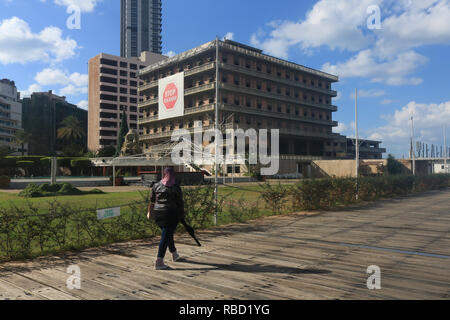 Beirut, Libano. Il 9 gennaio, 2019. L' Hotel Saint George di un edificio che è stato gravemente danneggiato durante la guerra civile libanese la cui ristrutturazione è impedita a causa di un disaccordo in corso tra Solidere un Immobiliare Holding fondata da Rafic Hariri e il proprietario dell'Hotel Fadi El Khoury Credito: amer ghazzal/Alamy Live News Foto Stock