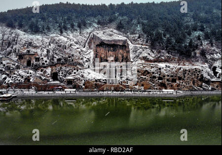 (190109) -- LUOYANG, gen. 9, 2019 (Xinhua) -- foto aerea adottate il 9 gennaio, 2019 mostra la coperta di neve Le Grotte di Longmen a Luoyang, centrale cinese della Provincia di Henan. (Xinhua/Li Un) Foto Stock