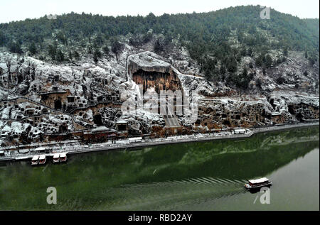 (190109) -- LUOYANG, gen. 9, 2019 (Xinhua) -- foto aerea adottate il 9 gennaio, 2019 mostra la coperta di neve Le Grotte di Longmen a Luoyang, centrale cinese della Provincia di Henan. (Xinhua/Li Un) Foto Stock