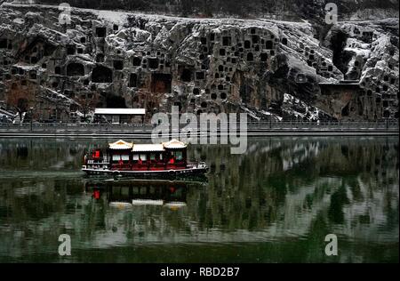 (190109) -- LUOYANG, gen. 9, 2019 (Xinhua) -- Foto scattata il 9 gennaio, 2019 mostra la coperta di neve Le Grotte di Longmen a Luoyang, centrale cinese della Provincia di Henan. (Xinhua/Li Un) Foto Stock