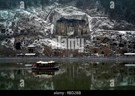 (190109) -- LUOYANG, gen. 9, 2019 (Xinhua) -- Foto scattata il 9 gennaio, 2019 mostra la coperta di neve Le Grotte di Longmen a Luoyang, centrale cinese della Provincia di Henan. (Xinhua/Li Un) Foto Stock