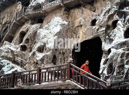 (190109) -- LUOYANG, gen. 9, 2019 (Xinhua) -- turisti visitano la coperta di neve Le Grotte di Longmen a Luoyang, centrale cinese della Provincia di Henan, Gen 9, 2019. (Xinhua/Li Un) Foto Stock