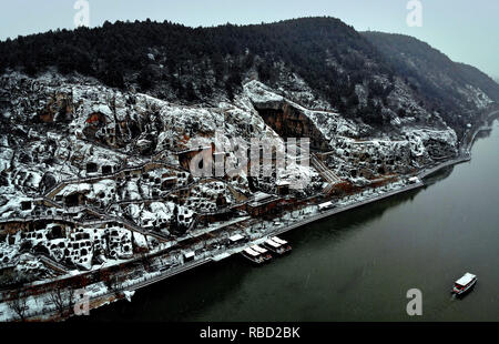 (190109) -- LUOYANG, gen. 9, 2019 (Xinhua) -- foto aerea adottate il 9 gennaio, 2019 mostra la coperta di neve Le Grotte di Longmen a Luoyang, centrale cinese della Provincia di Henan. (Xinhua/Li Un) Foto Stock