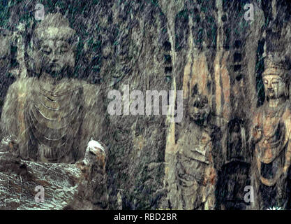 (190109) -- LUOYANG, gen. 9, 2019 (Xinhua) -- Foto scattata il 9 gennaio, 2019 mostra la coperta di neve Le Grotte di Longmen a Luoyang, centrale cinese della Provincia di Henan. (Xinhua/Li Un) Foto Stock