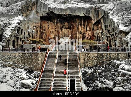 (190109) -- LUOYANG, gen. 9, 2019 (Xinhua) -- foto aerea adottate il 9 gennaio, 2019 mostra la coperta di neve Le Grotte di Longmen a Luoyang, centrale cinese della Provincia di Henan. (Xinhua/Li Un) Foto Stock