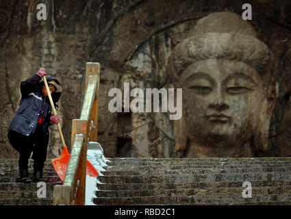 (190109) -- LUOYANG, gen. 9, 2019 (Xinhua) -- un pulitore cancella neve in Le Grotte di Longmen a Luoyang, centrale cinese della Provincia di Henan, Gen 9, 2019. (Xinhua/Li Un) Foto Stock