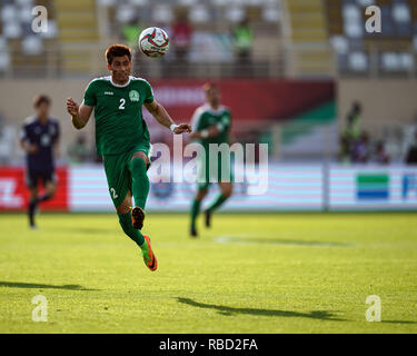 9 gennaio 2019, Al-Nahyan Stadium, Abu Dhabi Emirati arabi uniti; AFC Asian Cup Calcio, Giappone contro il Turkmenistan; Zafar Babajanow del Turkmenistan voce la sfera torna alla keeper per cancellare le sue linee Foto Stock