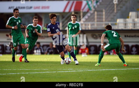 9 gennaio 2019, Al-Nahyan Stadium, Abu Dhabi Emirati arabi uniti; AFC Asian Cup Calcio, Giappone contro il Turkmenistan; Yuya Osako del Giappone circondata sulla parte superiore della scatola ma va passato Zafar Babajanow del Turkmenistan Foto Stock