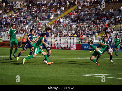 9 gennaio 2019, Al-Nahyan Stadium, Abu Dhabi Emirati arabi uniti; AFC Asian Cup Calcio, Giappone contro il Turkmenistan; Yuya Osako del Giappone le riprese sul traguardo ma viene salvato Foto Stock