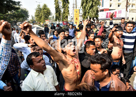 Guwahati, Assam, India. Gennaio 09, 2019. La protesta contro la cittadinanza (emendamento) Bill 2016. Gli attivisti del Mukti Krishak Sangram Samiti (KMSS), Asom Jatiyatabadi Yuba Chatra Parishad (AJYCP) e diverse altre organizzazioni indigene staging protestare di fronte al Janata Bhawan in Dispur, Guwahati, Assam contro la cittadinanza (emendamento) Bill, 2016 su Wednessday, Jan 9, 2019. Gli agitatori vandalizzato cartelloni, segnaletica traffico coni e conciati pietre al personale addetto alla sicurezza. Credito: David Talukdar/Alamy Live News Foto Stock