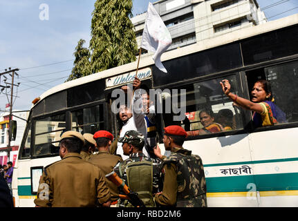 Guwahati, Assam, India. Gennaio 09, 2019. La protesta contro la cittadinanza (emendamento) Bill 2016. Gli attivisti del Mukti Krishak Sangram Samiti (KMSS), Asom Jatiyatabadi Yuba Chatra Parishad (AJYCP) e diverse altre organizzazioni indigene staging protestare di fronte al Janata Bhawan in Dispur, Guwahati, Assam contro la cittadinanza (emendamento) Bill, 2016 su Wednessday, Jan 9, 2019. Gli agitatori vandalizzato cartelloni, segnaletica traffico coni e conciati pietre al personale addetto alla sicurezza. Credito: David Talukdar/Alamy Live News Foto Stock