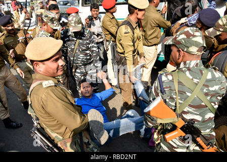 Guwahati, Assam, India. Gennaio 09, 2019. La protesta contro la cittadinanza (emendamento) Bill 2016. Gli attivisti del Mukti Krishak Sangram Samiti (KMSS), Asom Jatiyatabadi Yuba Chatra Parishad (AJYCP) e diverse altre organizzazioni indigene staging protestare di fronte al Janata Bhawan in Dispur, Guwahati, Assam contro la cittadinanza (emendamento) Bill, 2016 su Wednessday, Jan 9, 2019. Gli agitatori vandalizzato cartelloni, segnaletica traffico coni e conciati pietre al personale addetto alla sicurezza. Credito: David Talukdar/Alamy Live News Foto Stock