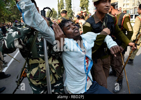 Guwahati, Assam, India. Gennaio 09, 2019. La protesta contro la cittadinanza (emendamento) Bill 2016. Gli attivisti del Mukti Krishak Sangram Samiti (KMSS), Asom Jatiyatabadi Yuba Chatra Parishad (AJYCP) e diverse altre organizzazioni indigene staging protestare di fronte al Janata Bhawan in Dispur, Guwahati, Assam contro la cittadinanza (emendamento) Bill, 2016 su Wednessday, Jan 9, 2019. Gli agitatori vandalizzato cartelloni, segnaletica traffico coni e conciati pietre al personale addetto alla sicurezza. Credito: David Talukdar/Alamy Live News Foto Stock