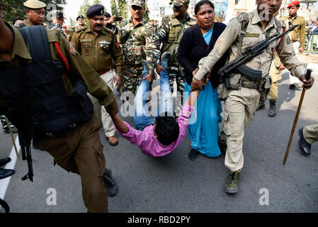 Guwahati, Assam, India. Gennaio 09, 2019. La protesta contro la cittadinanza (emendamento) Bill 2016. Gli attivisti del Mukti Krishak Sangram Samiti (KMSS), Asom Jatiyatabadi Yuba Chatra Parishad (AJYCP) e diverse altre organizzazioni indigene staging protestare di fronte al Janata Bhawan in Dispur, Guwahati, Assam contro la cittadinanza (emendamento) Bill, 2016 su Wednessday, Jan 9, 2019. Gli agitatori vandalizzato cartelloni, segnaletica traffico coni e conciati pietre al personale addetto alla sicurezza. Credito: David Talukdar/Alamy Live News Foto Stock