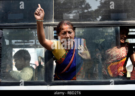 Guwahati, Assam, India. Gennaio 09, 2019. La protesta contro la cittadinanza (emendamento) Bill 2016. Gli attivisti del Mukti Krishak Sangram Samiti (KMSS), Asom Jatiyatabadi Yuba Chatra Parishad (AJYCP) e diverse altre organizzazioni indigene staging protestare di fronte al Janata Bhawan in Dispur, Guwahati, Assam contro la cittadinanza (emendamento) Bill, 2016 su Wednessday, Jan 9, 2019. Gli agitatori vandalizzato cartelloni, segnaletica traffico coni e conciati pietre al personale addetto alla sicurezza. Credito: David Talukdar/Alamy Live News Foto Stock