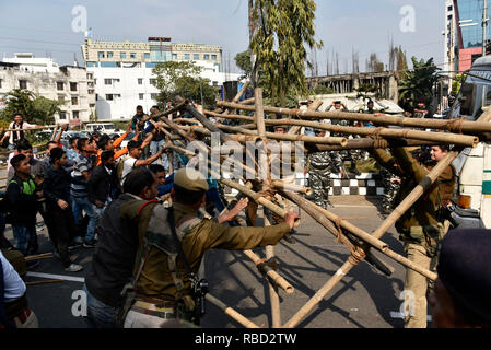 Guwahati, Assam, India. Gennaio 09, 2019. La protesta contro la cittadinanza (emendamento) Bill 2016. Gli attivisti del Mukti Krishak Sangram Samiti (KMSS), Asom Jatiyatabadi Yuba Chatra Parishad (AJYCP) e diverse altre organizzazioni indigene staging protestare di fronte al Janata Bhawan in Dispur, Guwahati, Assam contro la cittadinanza (emendamento) Bill, 2016 su Wednessday, Jan 9, 2019. Gli agitatori vandalizzato cartelloni, segnaletica traffico coni e conciati pietre al personale addetto alla sicurezza. Credito: David Talukdar/Alamy Live News Foto Stock