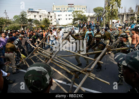 Guwahati, Assam, India. Gennaio 09, 2019. La protesta contro la cittadinanza (emendamento) Bill 2016. Gli attivisti del Mukti Krishak Sangram Samiti (KMSS), Asom Jatiyatabadi Yuba Chatra Parishad (AJYCP) e diverse altre organizzazioni indigene staging protestare di fronte al Janata Bhawan in Dispur, Guwahati, Assam contro la cittadinanza (emendamento) Bill, 2016 su Wednessday, Jan 9, 2019. Gli agitatori vandalizzato cartelloni, segnaletica traffico coni e conciati pietre al personale addetto alla sicurezza. Credito: David Talukdar/Alamy Live News Foto Stock