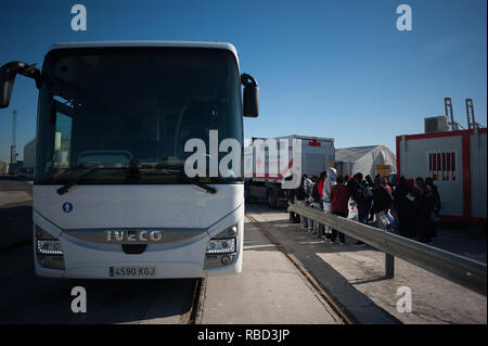 Malaga, Spagna. Il 9 gennaio, 2019. Le donne migranti sono visti in attesa di entrare all'interno di una polizia van dopo il loro arrivo al porto di Malaga.Spagna's Maritime Rescue service salvato 188 migranti a bordo di gommoni a Mare di Alboran e li ha portati al porto di Malaga dove essi sono stati assistiti dalla Croce Rossa spagnola. Credito: Gesù Merida/SOPA Immagini/ZUMA filo/Alamy Live News Foto Stock