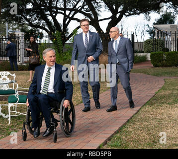 Texas leader politici Gov. Greg Abbott (presidente), Lt. Gov. Dan Patrick e casa altoparlante Bonnen Dennis a piedi sui motivi del Texas Governor Mansion di Austin prima nel corso di un incontro con la stampa presso l'inizio della 86º sessione legislativa. Foto Stock