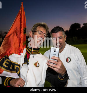 MARBELLA - 09-01-2019, olandese Eredivisie calcio stagione 2018 / 2019. Roy Makaay in posa con i fan dopo il training. Foto Stock