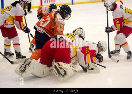 Dumfries Scozia, 9 gennaio 2019. Yiyang Han, Cinese netminder, tenta di uccidere il puck durante il loro match contro Paesi Bassi nel 2019 Hockey su ghiaccio U18 Donne del Campionato del Mondo, Divisione 1, gruppo B, a Dumfries ciotola di ghiaccio. Credito: Colin Edwards/Alamy Live News. Foto Stock