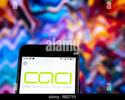 Kiev, Ucraina. Il 9 gennaio, 2019. CACI International Inc Information technology company logo che si vede visualizzato su un telefono intelligente. Credito: Igor Golovniov SOPA/images/ZUMA filo/Alamy Live News Foto Stock