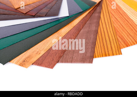 Il rivestimento in legno dei campioni di colore su sfondo bianco. Foto Stock