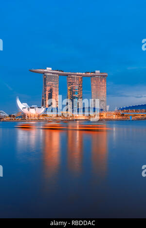 3 lunga esposizione durante la serata di Marina Bay Sands Foto Stock