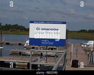 Un segno per il 'Clonmacnoise storico monastero' situato nella contea di Offaly, Irlanda sulle rive del fiume Shannon, a sud di Athlone. Foto Stock