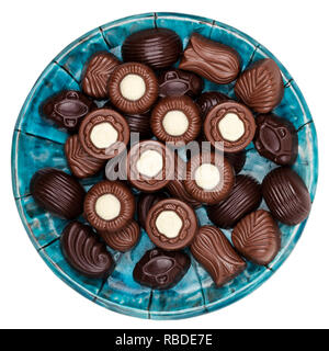 Piastra di cioccolatini isolati su sfondo bianco Foto Stock