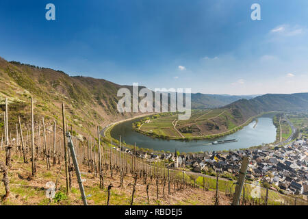 Il famoso fiume Moselle ansa in Bremm, Germania visto dalla Calmont vigneti con una nave sul fiume. Foto Stock