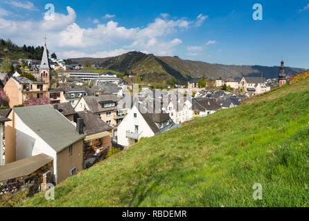 Vista sulla città di Cochem in Eifel, Germania da una collina. Foto Stock