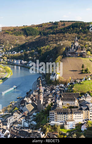 Vista sulla famosa città di Cochem in Eifel con della valle del fiume Mosella in Germania e il Reichsburg Cochem in background. Foto Stock