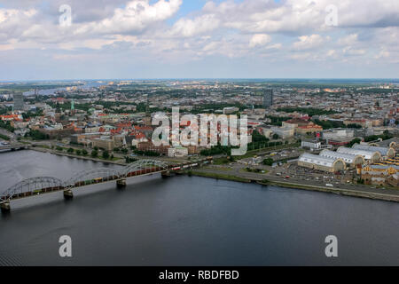 Vista aerea della città di Riga- capitale della Lettonia. Riga dall'aria. Vista aerea del fiume Daugava nella città di Riga. Foto Stock