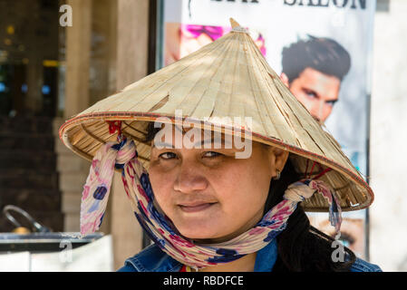 Cappelli conici in Vietnam, il nón Lá, cappello a foglia, forma un perfetto  cono circolare destro che si rastrema dalla base all'apice Foto stock -  Alamy