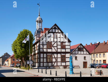 Municipio di Nowe Warpno in una giornata di sole, Polonia. Foto Stock