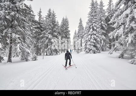 I fondisti su sentiero dopo pesanti nevicate, Jakuszyce, Polonia. Foto Stock