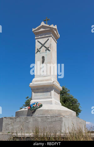 Un monumento sulla tomba di massa dei soldati russi che cadde durante l'assalto di Evpatoria durante la Guerra di Crimea nella città di Evpatoria, Crimea, Russ Foto Stock