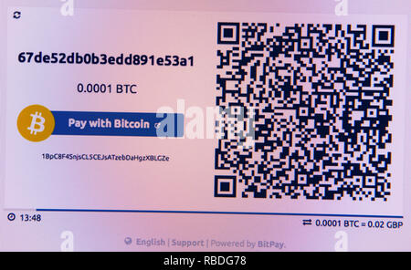 Pagare con il logo BitCoin e codice QR su un sito web Foto Stock