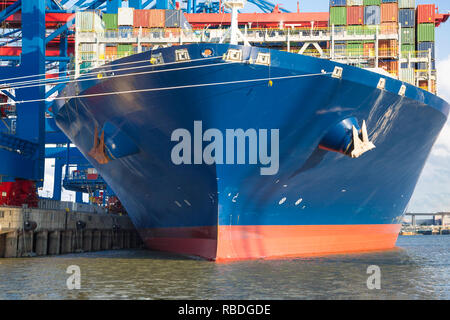 Grande contenitore blu della nave durante il caricamento in banchina Foto Stock
