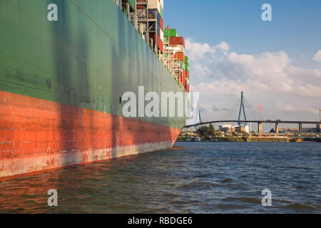 Grande contenitore di scarico navi a Burchardkai nel porto di Amburgo Foto Stock