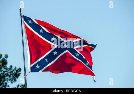 Bandiera confederate al vento contro un cielo blu Foto Stock