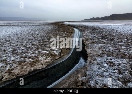 Una strana forma di Urmia lake, il secondo più grande lago salato al mondo situato nel nord-ovest dell'Iran, 90 % di Urmia lago ha essiccato fino dal 2002. Foto Stock