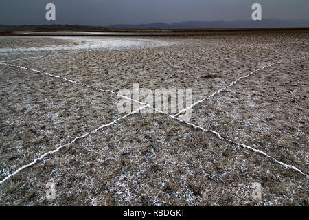 Una strana forma di Urmia lake, il secondo più grande lago salato al mondo situato nel nord-ovest dell'Iran, 90 % di Urmia lago ha essiccato fino dal 2002. Foto Stock