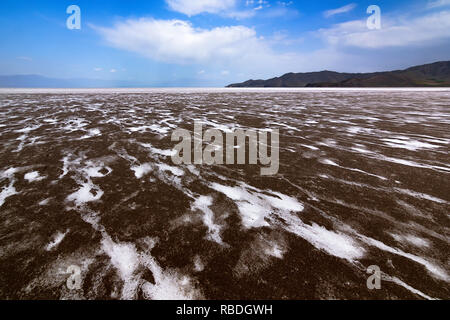 Una strana forma di Urmia lake, il secondo più grande lago salato al mondo situato nel nord-ovest dell'Iran, 90 % di Urmia lago ha essiccato fino dal 2002. Foto Stock