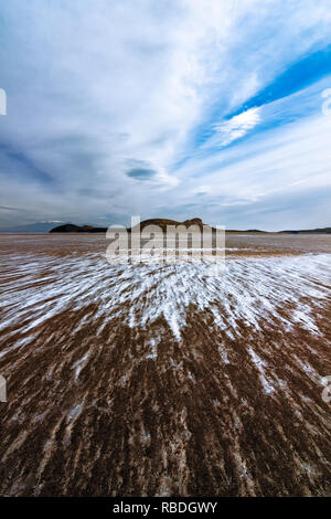 Una strana forma di Urmia lake, il secondo più grande lago salato al mondo situato nel nord-ovest dell'Iran, 90 % di Urmia lago ha essiccato fino dal 2002. Foto Stock