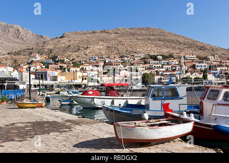 Halki, villaggio Emporio Harbour, il mare Egeo e le isole Dodecanesi, Grecia Foto Stock