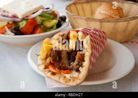 Gyros Pita, mediterraneo street food e insalata greca gyros pita, insalata greca e pane, mediterraneo cibo preferito in Grecia. Prese a Kos Foto Stock