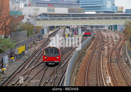 Un metro di Londra treno parte dalla stazione di Stratford con un Giubileo servizio di linea. Foto Stock